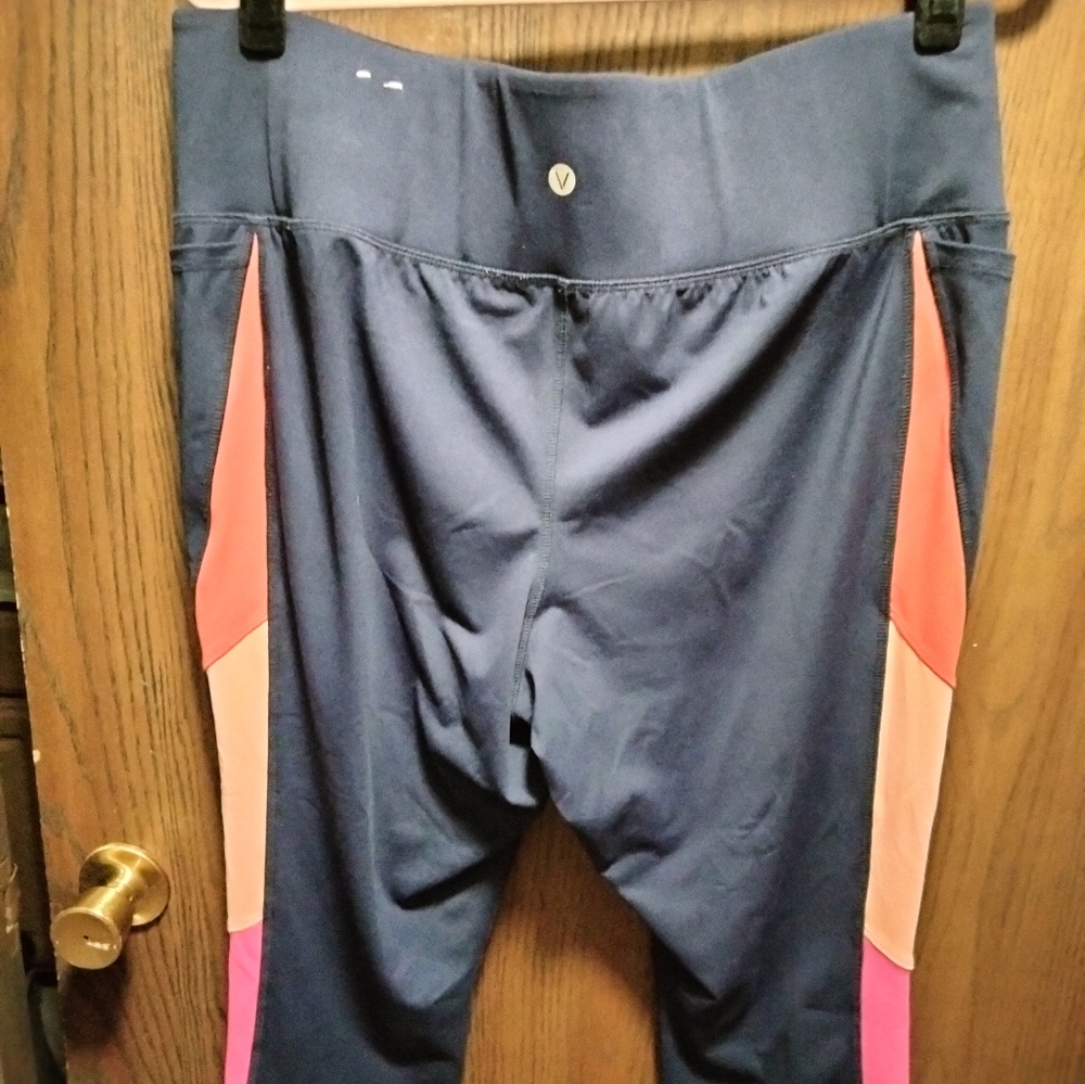 LIKE NEW Livi For Lane Bryant Wicking Capri - Picture 6 of 7